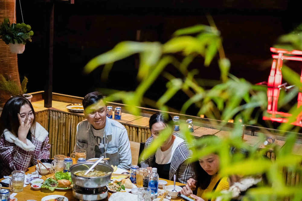 Khoảnh khắc vui vẻ bên bạn bè và người thân